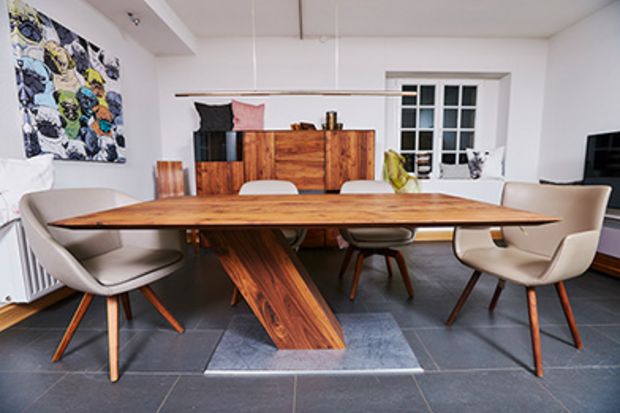 Holztisch mit Esszimmerstuhl Leder beige