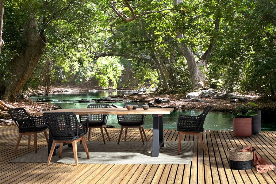Gartentisch holz mit Gartenstühlen auf der Terrasse an einem See