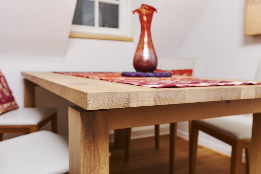 Esstisch aus Holz Nahaufnahme Tischkante