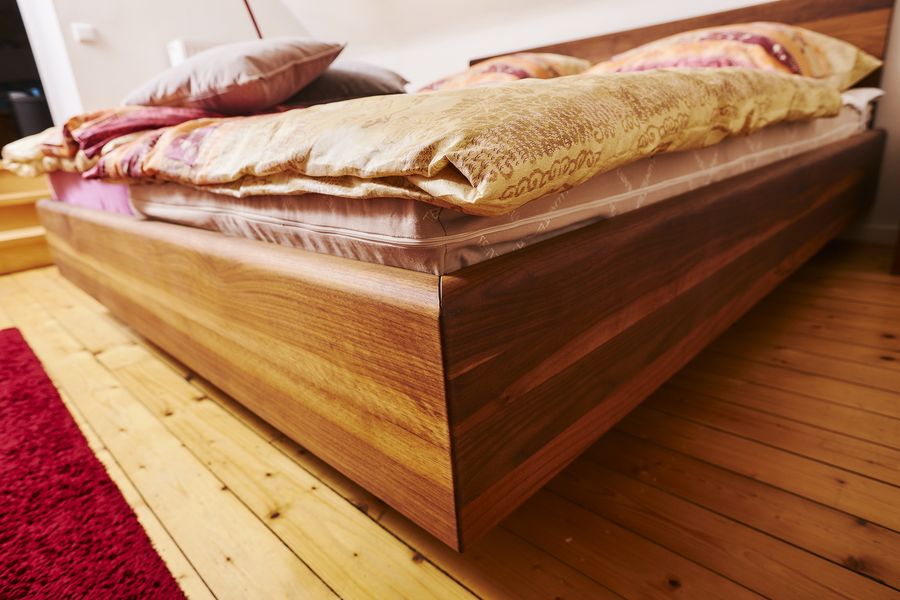 Schlafzimmer mit Holzbett 