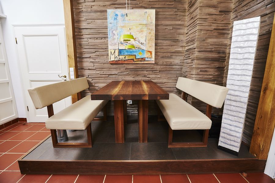 Essecke mit Holztisch und Sitzbänken aus Leder