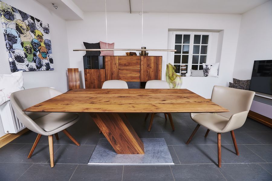 Esszimmertisch aus Holz mit Ledersessel