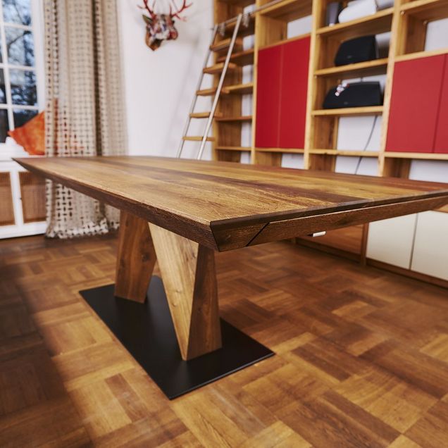 Esszimmertisch aus Holz
