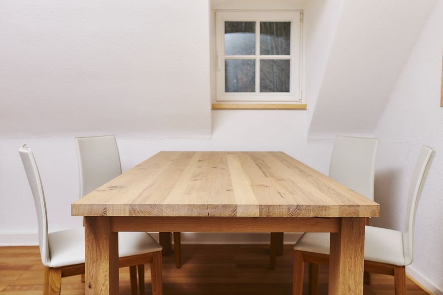 Esszimmer mit Holztisch und weißen Stühlen