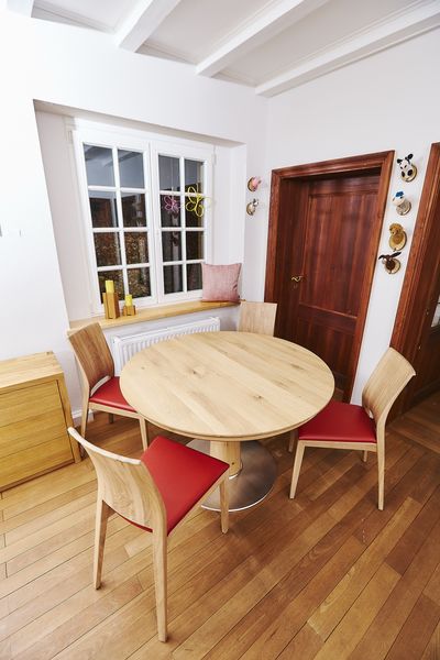 Esszimmer mit rundem Esstisch aus Holz