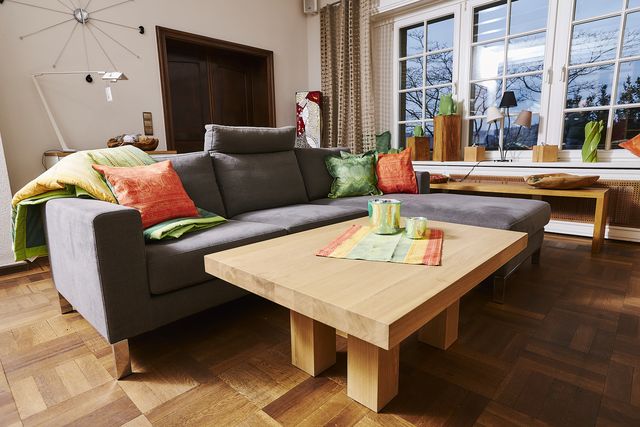 Wohnzimmer mit kantigem Holztisch 
