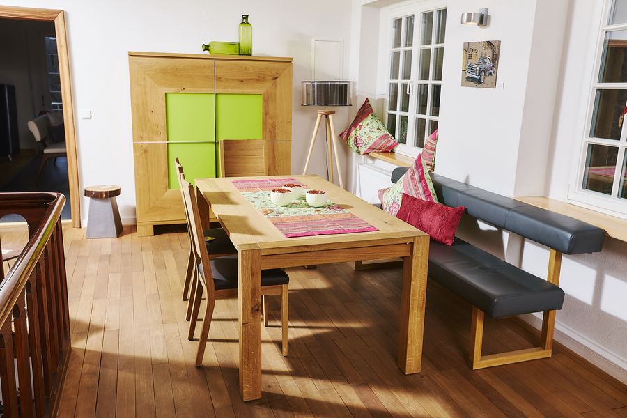 Essecke mit Holztisch und Sitzbänken aus Leder