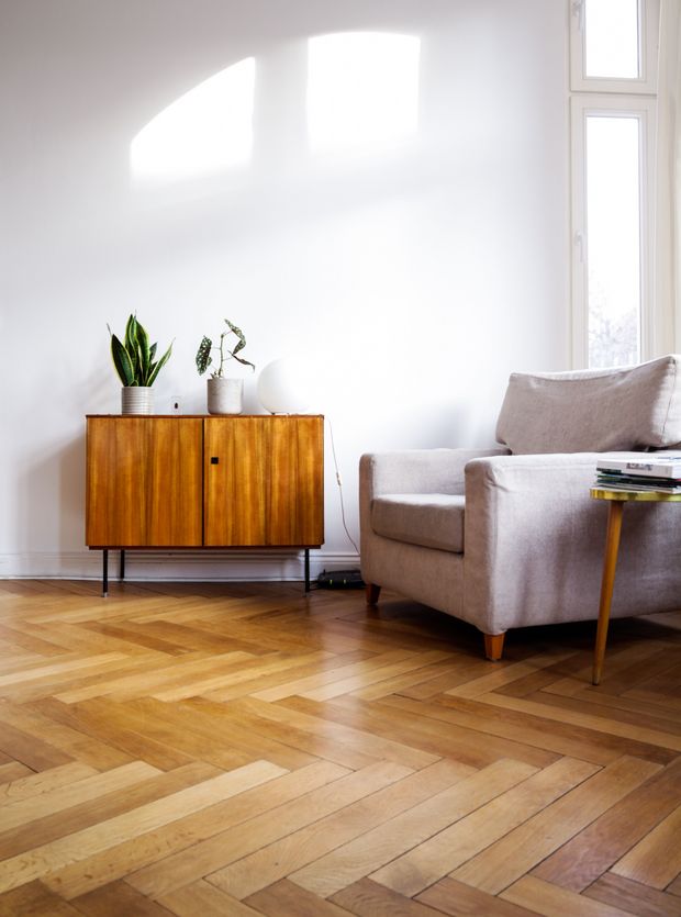 Wohnzimmer mit Holzboden und Sessek