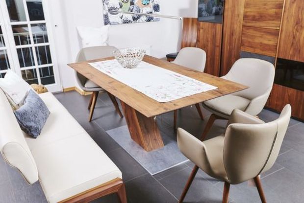 Esszimmergruppe mit Hlolztisch, Sitzbank und Stühlen in beige
