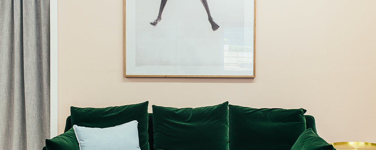 Samt Sofa und Bild an der Wand mit schwebenden Füßen